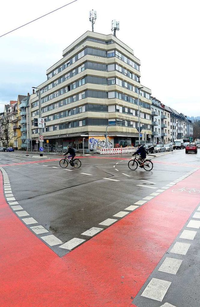 Im Komplex an der Ecke Hohenzollern-/B...trae sind  viele Wohnungen ungenutzt.  | Foto: Ingo Schneider