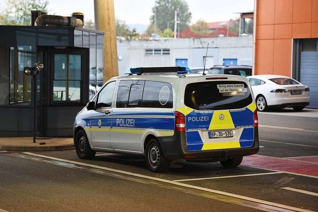 Bundespolizei am Autobahnzoll in Rhein...ntrollen auch an der Schweizer Grenze.  | Foto: Jonas Hirt