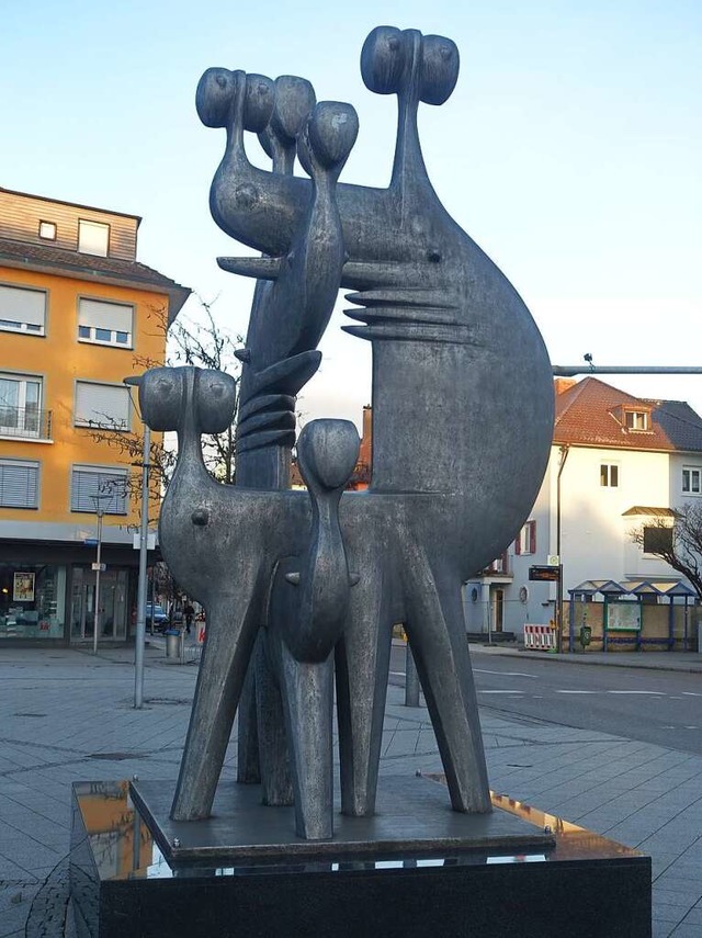 Die &#8222;Groe Familie&#8220; von Ru...nte Skulptur im Rheinfelder Stadtbild.  | Foto: Roswitha Frey