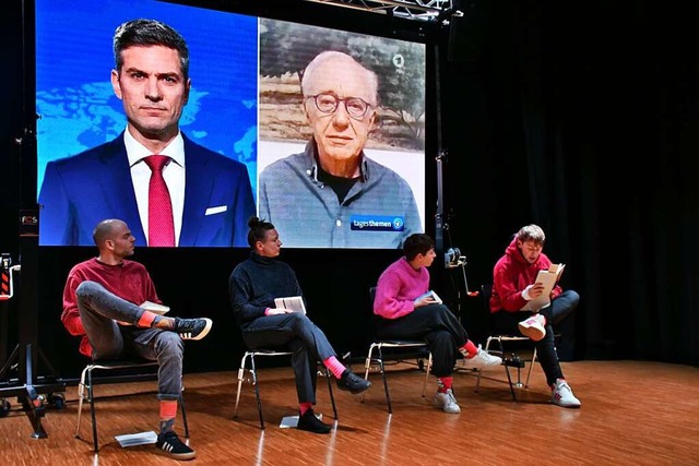 Das Ensemble vor einer Projektion mit ...nd David Grossman aus den Tagesthemen.  | Foto: Barbara Ruda