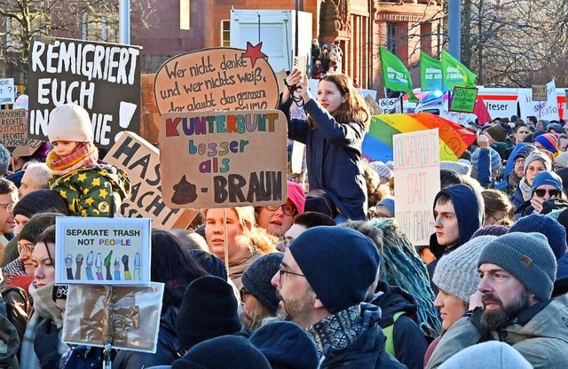 In Freiburg kamen vergangenes Wochenen...m gegen rechten Hass zu demonstrieren.  | Foto: Michael Bamberger