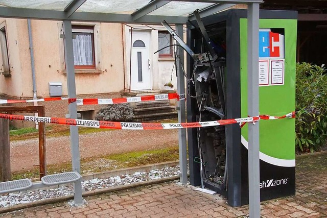 Der  Geldautomat am Weisweiler Rathaus...shaltestelle ist komplett gesplittert.  | Foto: Ilona Hge