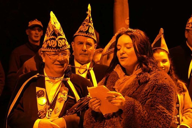 Elena I., die 55. Moschtbireknigin, h...eben dem frisch gestellten Narrenbaum.  | Foto: Sebastian Kurtenacker