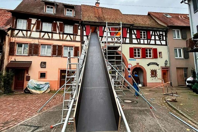 Hinein ins Vergngen: ber diese Rutsc...d bei der Vorstellung herunter kommen.  | Foto: Narrenzunft Kenzingen