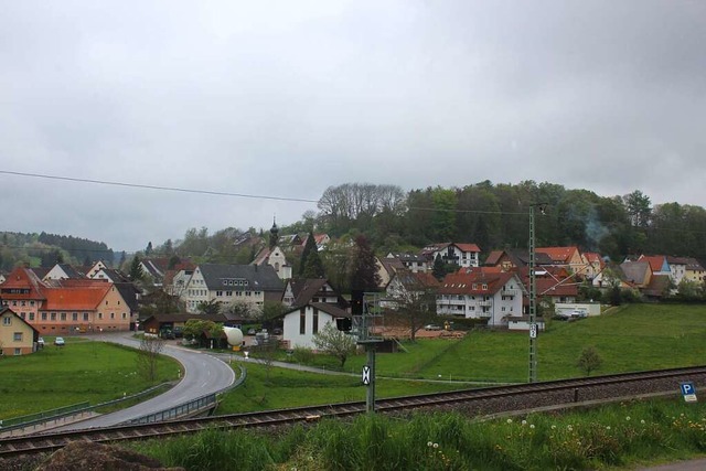 Einen Dorfplatz und ein Nutzungskonzep... noch etwas auf ihre Umsetzung warten.  | Foto: Christa Maier