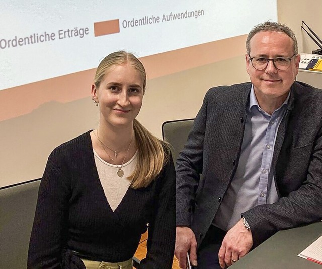 Helena Weislogel, Leiterin Rechnungsamt, und Brgermeister Oliver Fiedel  | Foto: Wolfgang Grether