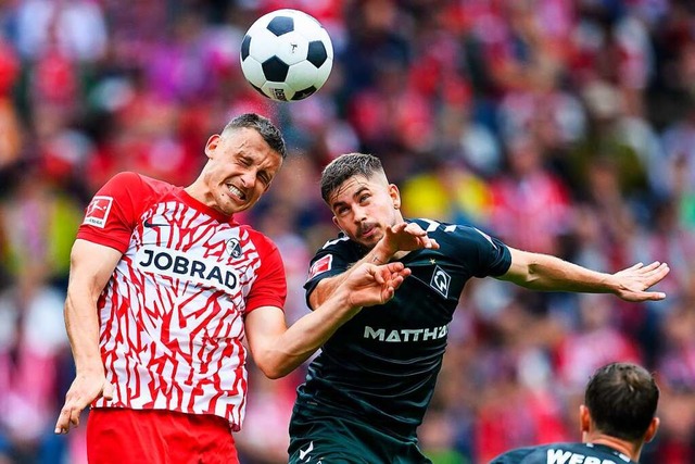 Der Freiburger Maximilian Eggestein (l...spiel im August gewann der SC mit 1:0.  | Foto: Tom Weller (dpa)