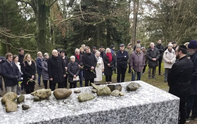 Rabbi Jaakov Josef Yudkowsky (2. von r...erinnert  am Mahnmal an die NS-Opfer.   | Foto: Gerhard Walser