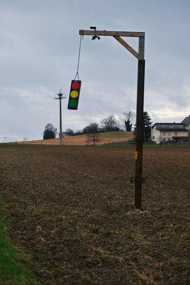 Der Galgen mit daran baumelnder Ampel ...it Lngerem auf dem Schliengener Buck.  | Foto: Martin Pfefferle