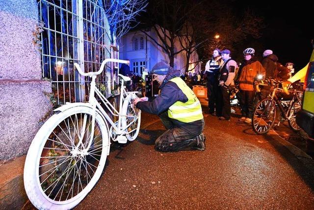 Freiburger Rad-Aktivisten stellen ein Ghostbike fr den getteten Radfahrer auf
