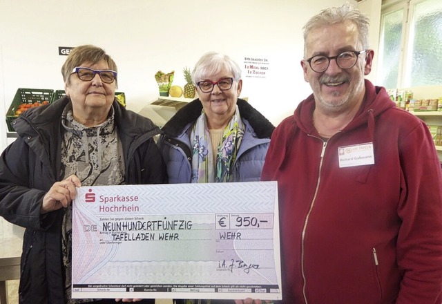 Im Namen der Hemma-Gruppe berreichten...fel Wehr, Richard Gamann (von links).  | Foto: Marianne Bader