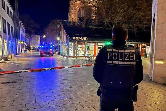 Ein Polizeieinsatz wegen einer Geiseln... Ulm am Freitagabend in Atem gehalten.  | Foto: Nico Pointner (dpa)