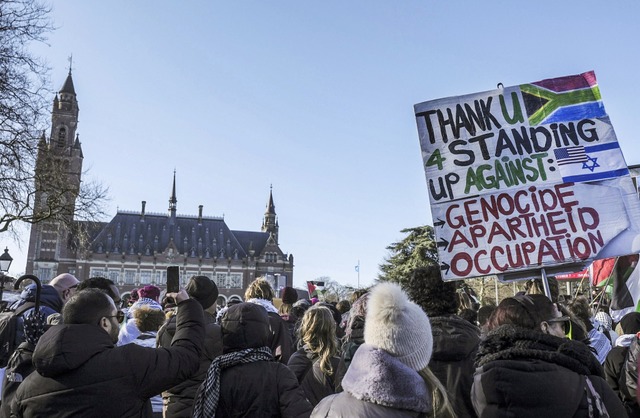 Vor dem Gericht in Den Haag versammelt...tag propalstinensische Demonstranten.  | Foto: Patrick Post (dpa)