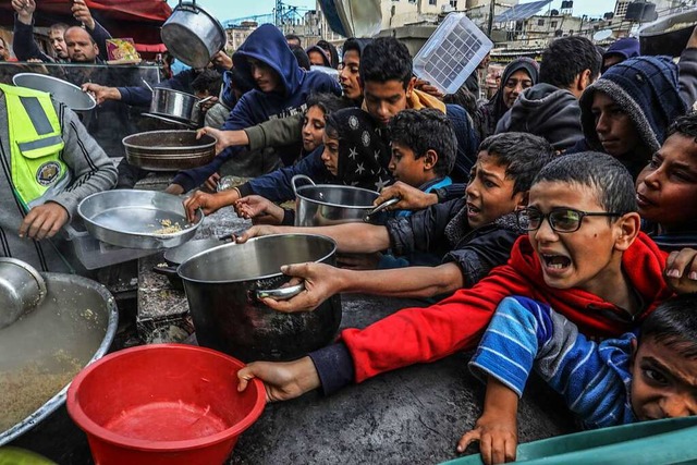 Vertriebene Palstinenser warten am Fr...n des Gazastreifens, auf Lebensmittel.  | Foto: Abed Rahim Khatib (dpa)