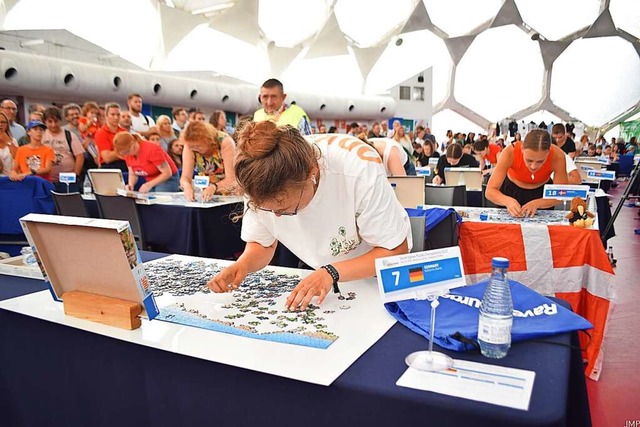 Katharina Reiner (vorne) konzertriert ...ttpuzzeln bei der Puzzle-WM in Spanien  | Foto: Ravensburger Verlag GmbH