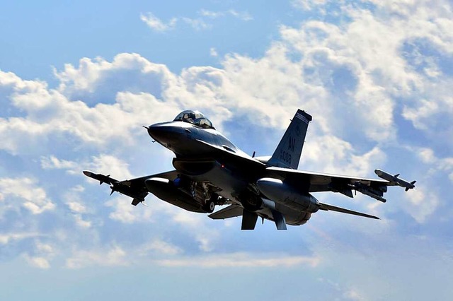 Eine F-16 Fighting Falcon hebt auf dem...pfjets an Ankara auf den Weg gebracht.  | Foto: Staff Sgt. Heather Ley (dpa)