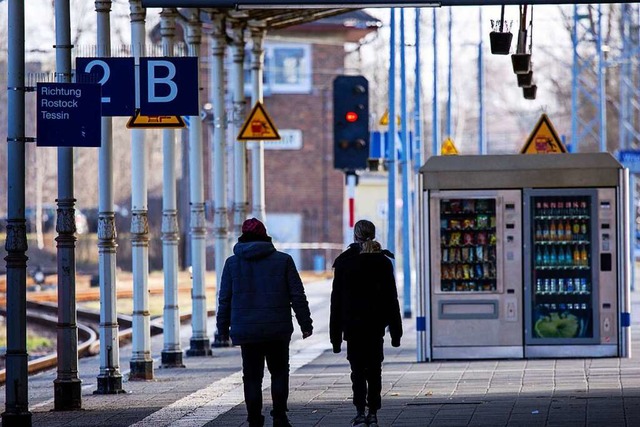 Warten auf leerem Bahnsteig wie hier i...n diesen Tagen viel Geduld mitbringen.  | Foto: Jens Bttner (dpa)