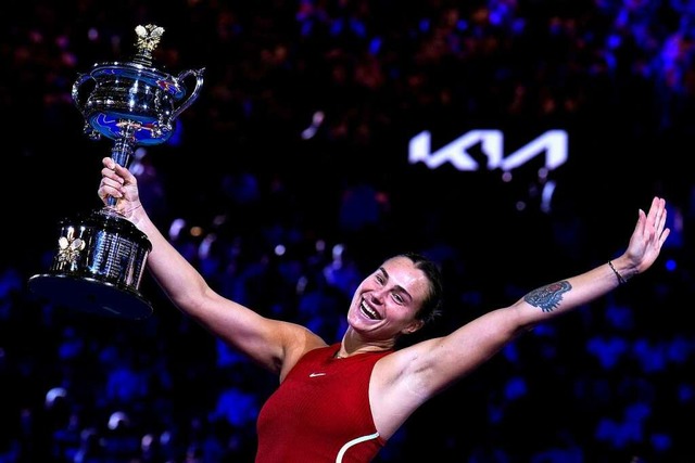 Aryna Sabalenka hlt nach ihrem Sieg den Daphne Akhurst Memorial Cup in der Hand  | Foto: Andy Wong (dpa)