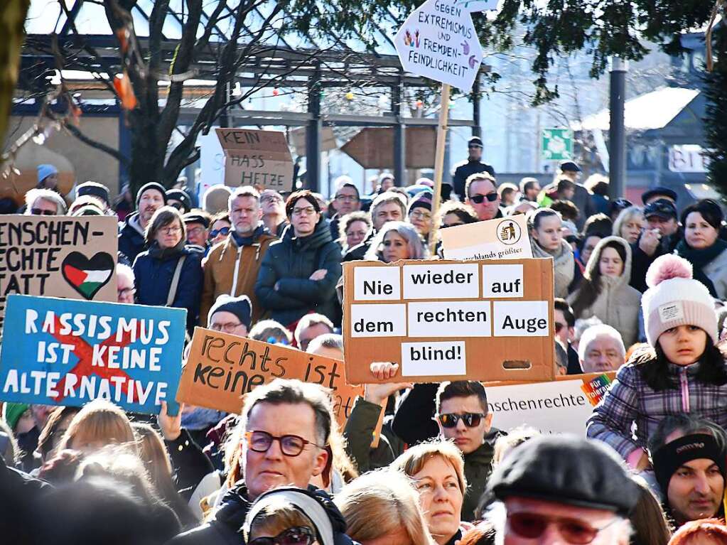 Lrrach setzt ein Zeichen mit einer groen und bunten Kundgebung gegen Rechtsextremismus.