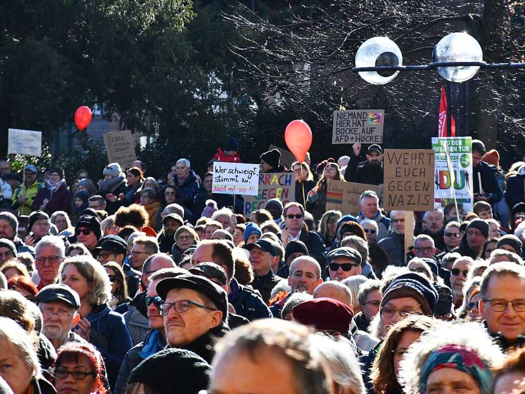 Lrrach setzt ein Zeichen mit einer groen und bunten Kundgebung gegen Rechtsextremismus.