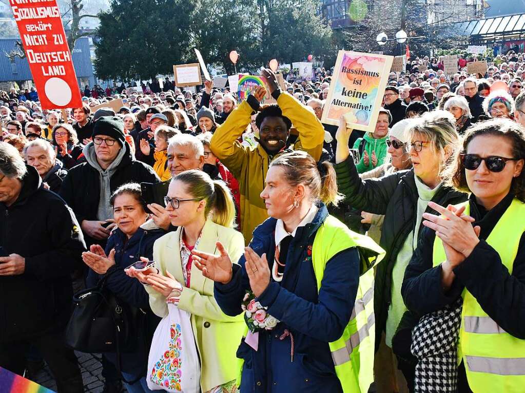 Lrrach setzt ein Zeichen mit einer groen und bunten Kundgebung gegen Rechtsextremismus.