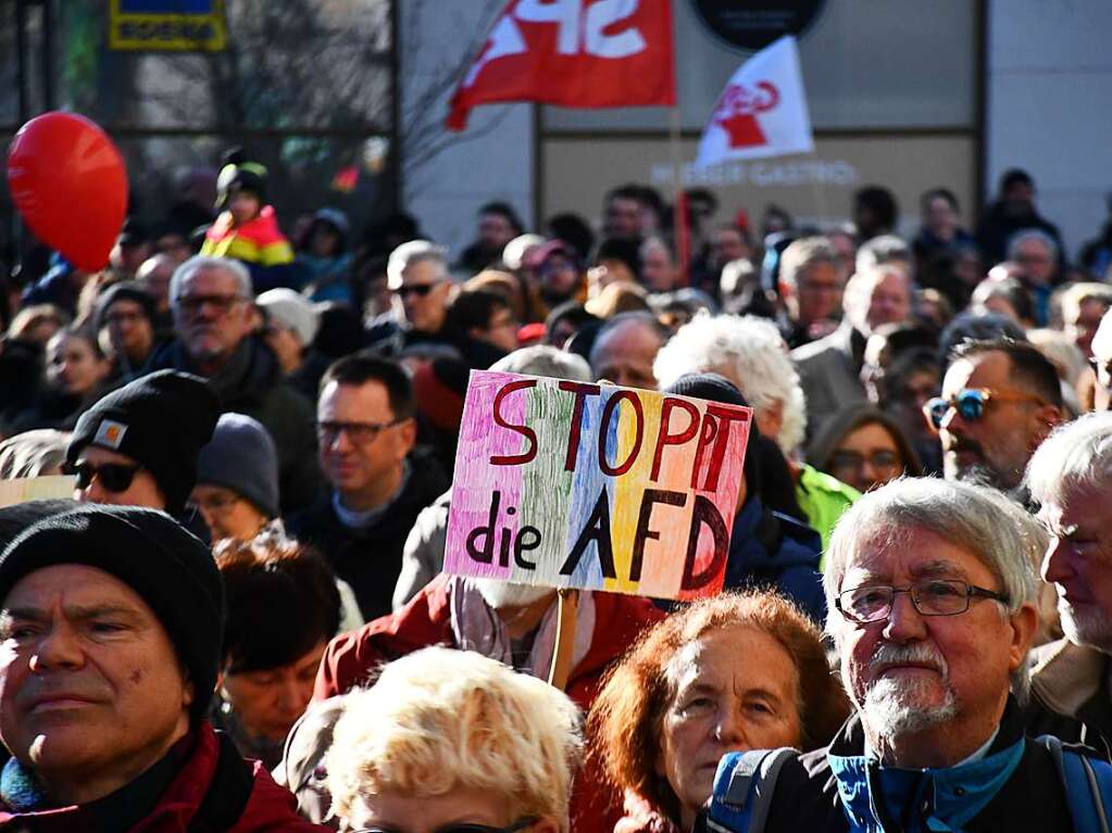 Lrrach setzt ein Zeichen mit einer groen und bunten Kundgebung gegen Rechtsextremismus.