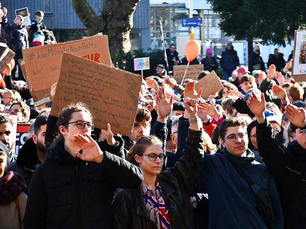 Lrrach setzt ein Zeichen mit einer groen und bunten Kundgebung gegen Rechtsextremismus.