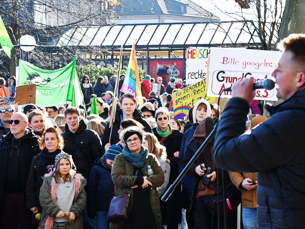 Lrrach setzt ein Zeichen mit einer groen und bunten Kundgebung gegen Rechtsextremismus.