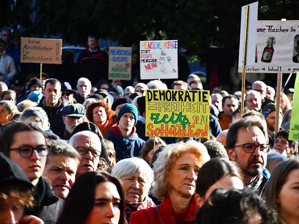 Lrrach setzt ein Zeichen mit einer groen und bunten Kundgebung gegen Rechtsextremismus.