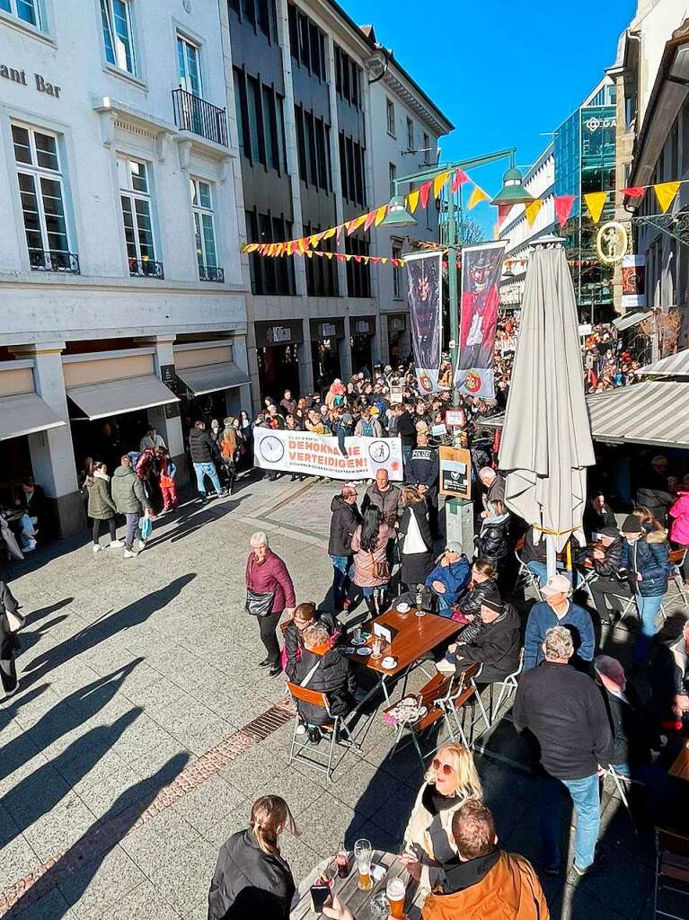 Lrrach setzt ein Zeichen mit einer groen und bunten Kundgebung gegen Rechtsextremismus.