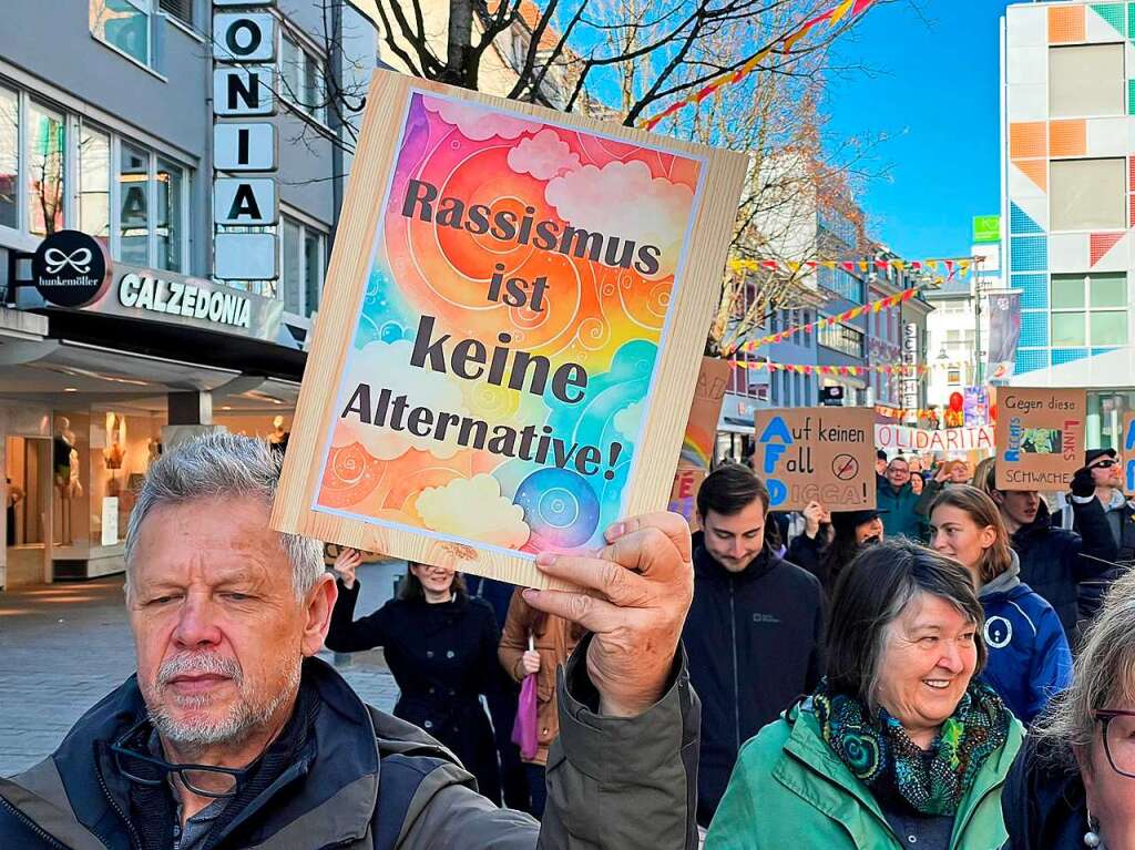 Lrrach setzt ein Zeichen mit einer groen und bunten Kundgebung gegen Rechtsextremismus.