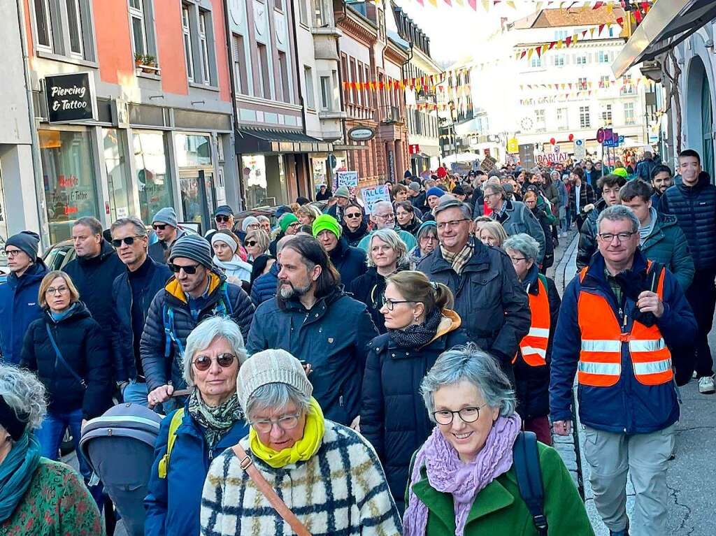 Lrrach setzt ein Zeichen mit einer groen und bunten Kundgebung gegen Rechtsextremismus.