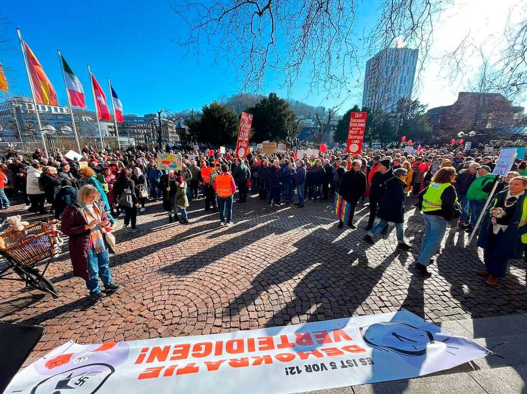 Lrrach setzt ein Zeichen mit einer groen und bunten Kundgebung gegen Rechtsextremismus.