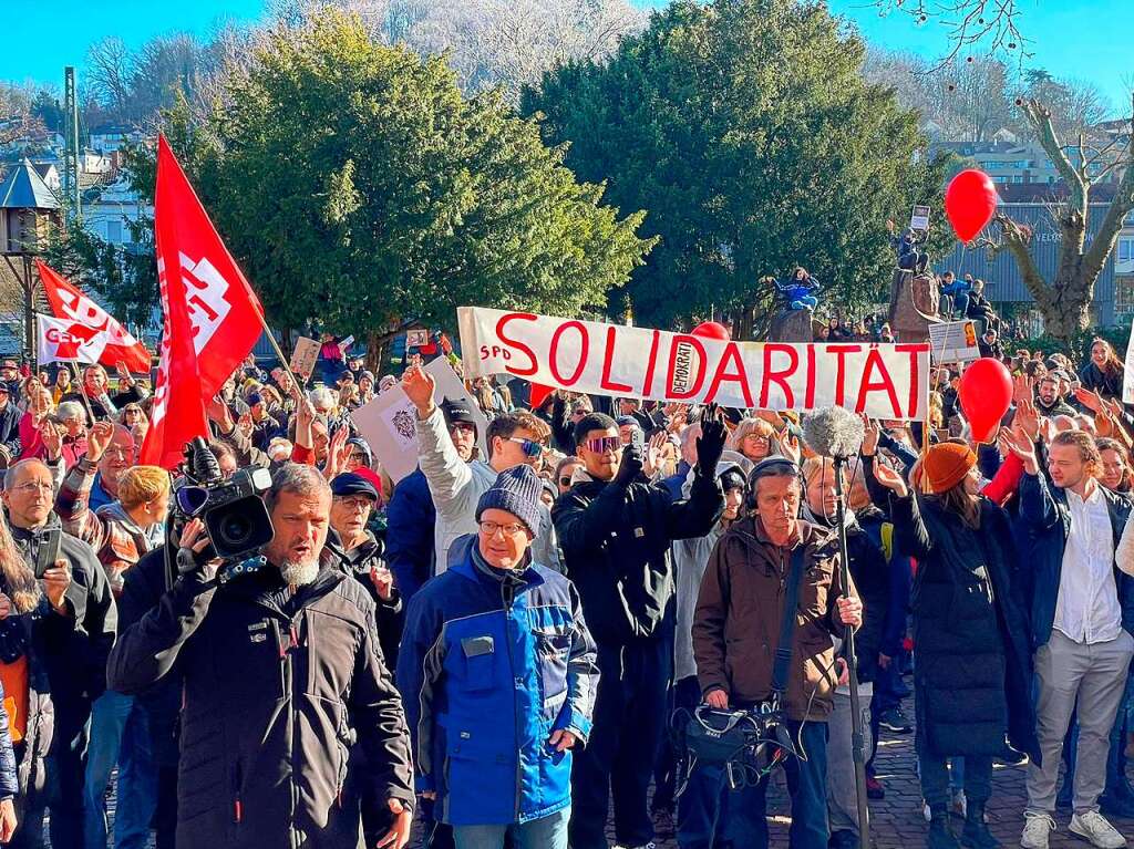 Lrrach setzt ein Zeichen mit einer groen und bunten Kundgebung gegen Rechtsextremismus.