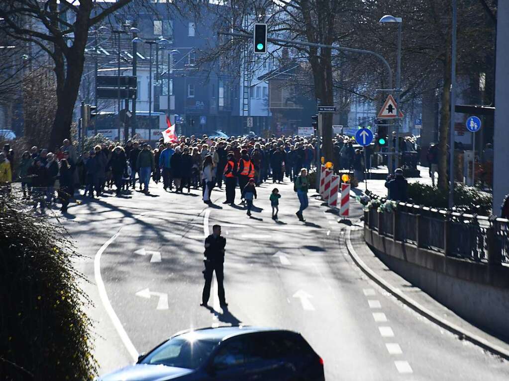 Lrrach setzt ein Zeichen mit einer groen und bunten Kundgebung gegen Rechtsextremismus.