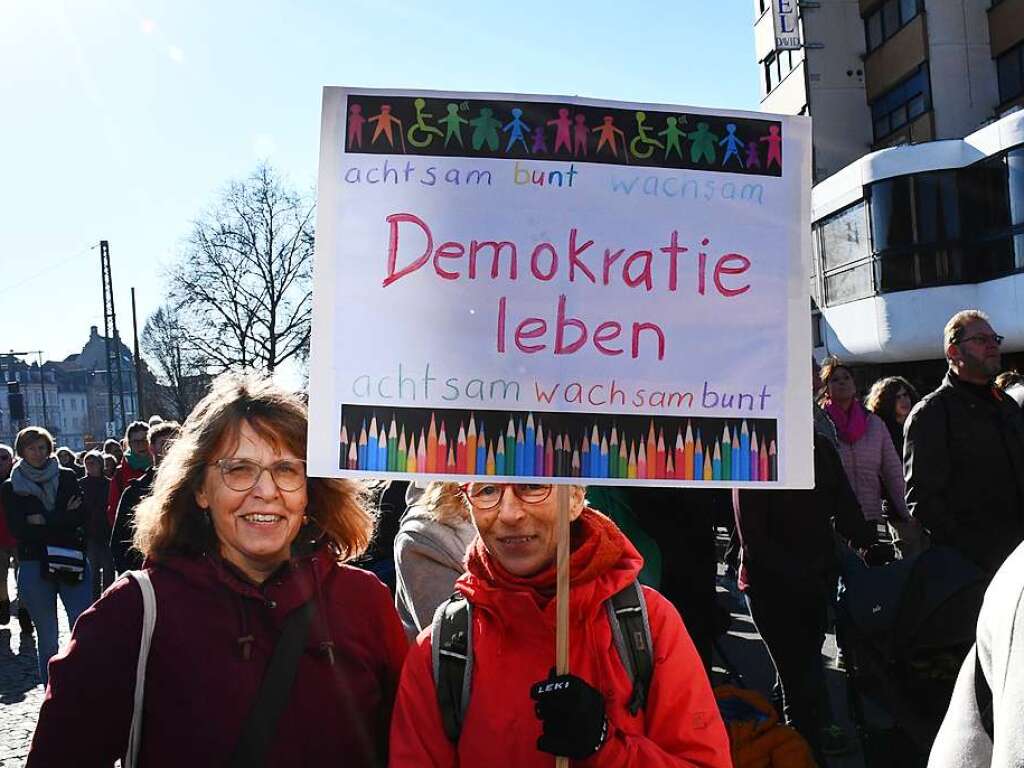 Lrrach setzt ein Zeichen mit einer groen und bunten Kundgebung gegen Rechtsextremismus.