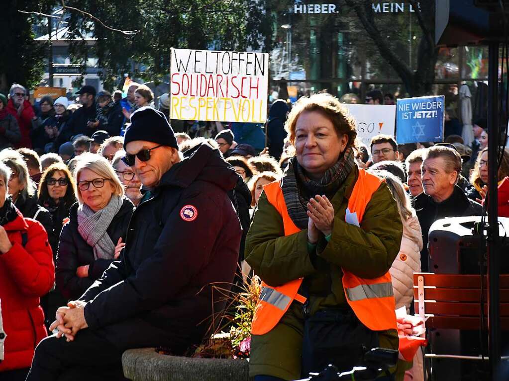 Lrrach setzt ein Zeichen mit einer groen und bunten Kundgebung gegen Rechtsextremismus.