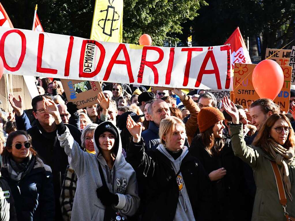 Lrrach setzt ein Zeichen mit einer groen und bunten Kundgebung gegen Rechtsextremismus.