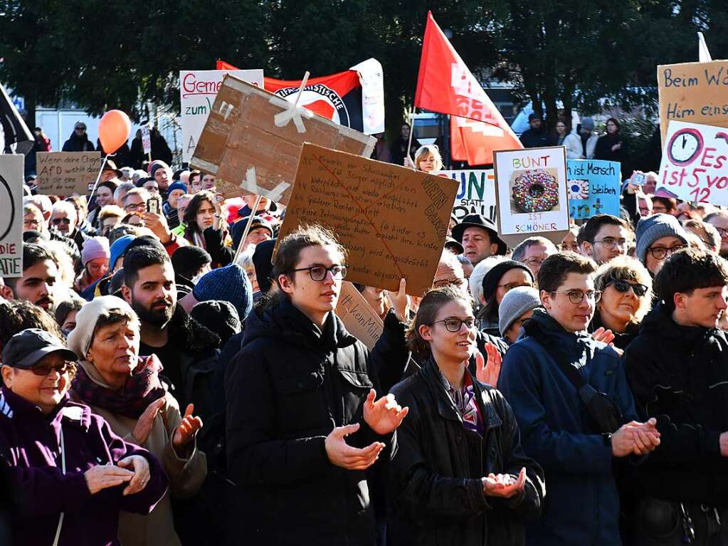 Lrrach setzt ein Zeichen mit einer groen und bunten Kundgebung gegen Rechtsextremismus.