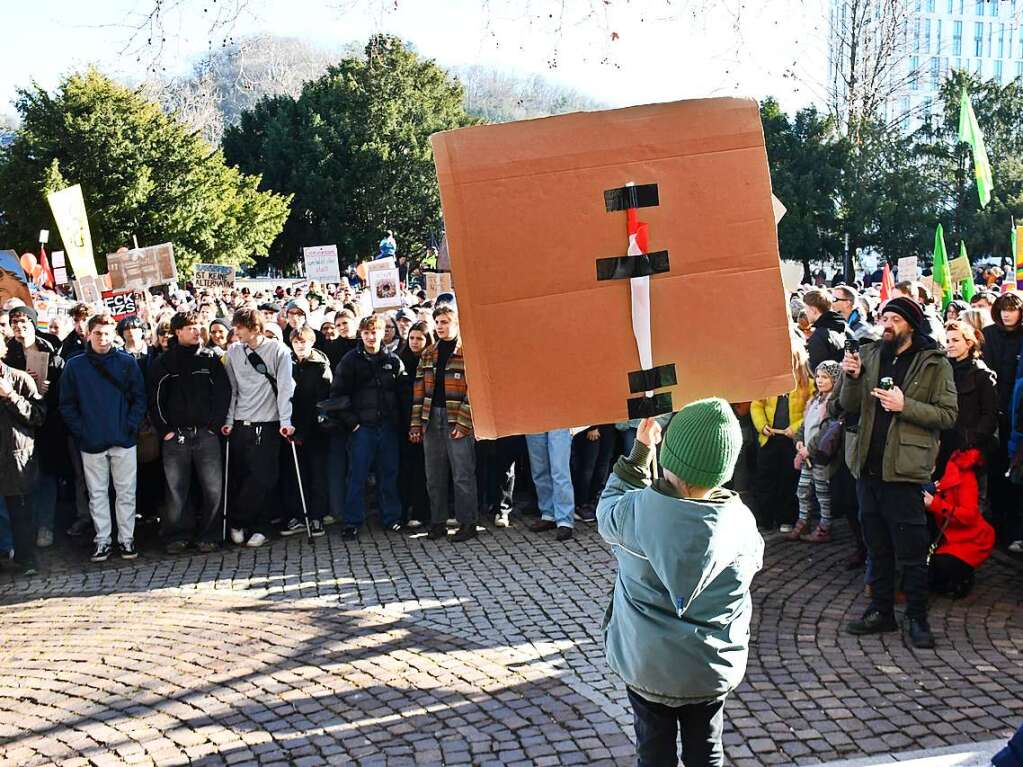 Lrrach setzt ein Zeichen mit einer groen und bunten Kundgebung gegen Rechtsextremismus.