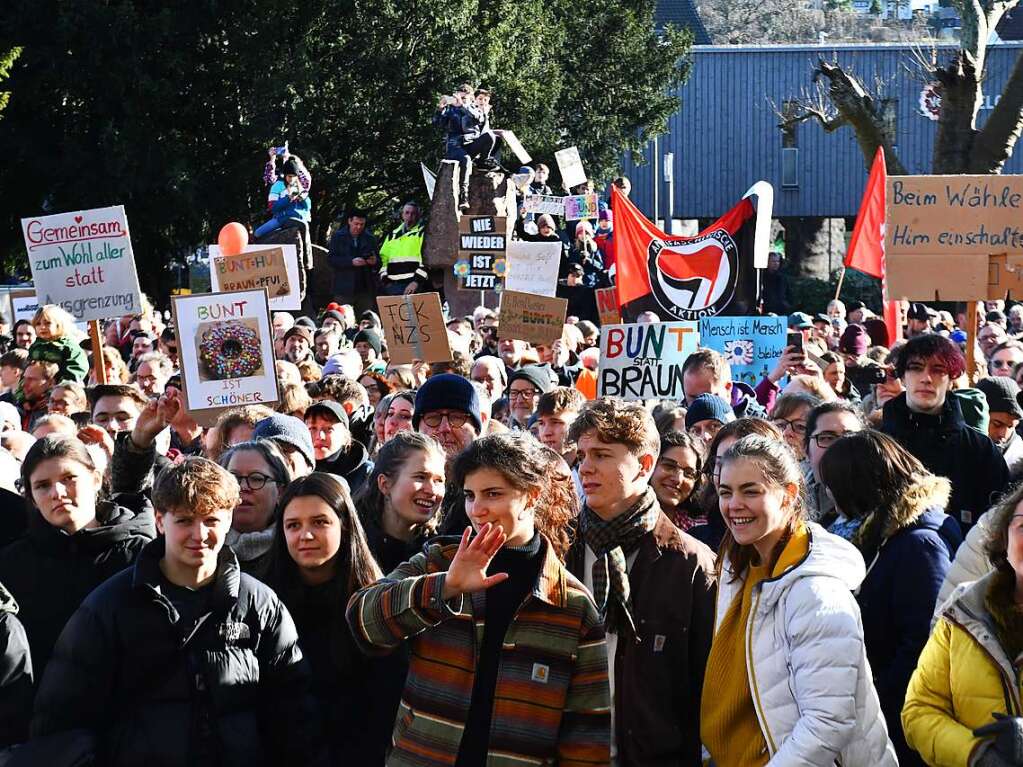 Lrrach setzt ein Zeichen mit einer groen und bunten Kundgebung gegen Rechtsextremismus.