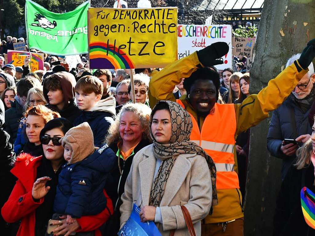 Lrrach setzt ein Zeichen mit einer groen und bunten Kundgebung gegen Rechtsextremismus.