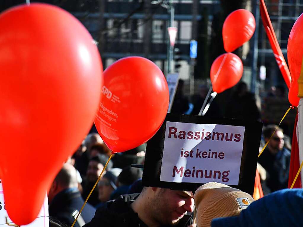 Lrrach setzt ein Zeichen mit einer groen und bunten Kundgebung gegen Rechtsextremismus.