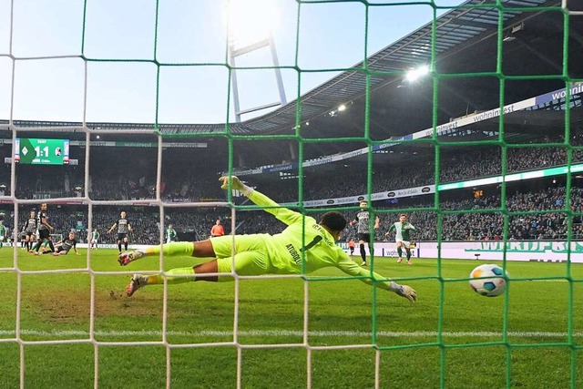 Noah Atubolu macht sich lang &#8211; d... Justin Njinmah macht das Tor zum 2:1.  | Foto: IMAGO/nordphoto GmbH / Kokenge