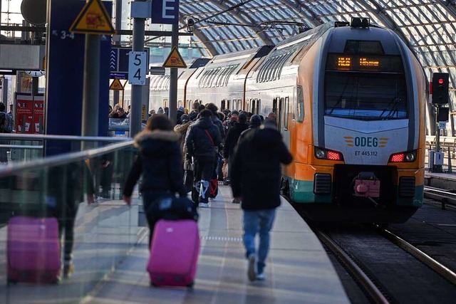 Am Montagmorgen um 2 Uhr will die GDL ...inen fast normalen Bahnverkehr hoffen.  | Foto: Jrg Carstensen (dpa)