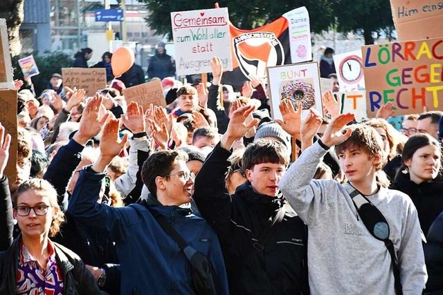 Fast 4000 Menschen kommen zur Kundgebung gegen Rechtsextremismus.  | Foto: Barbara Ruda