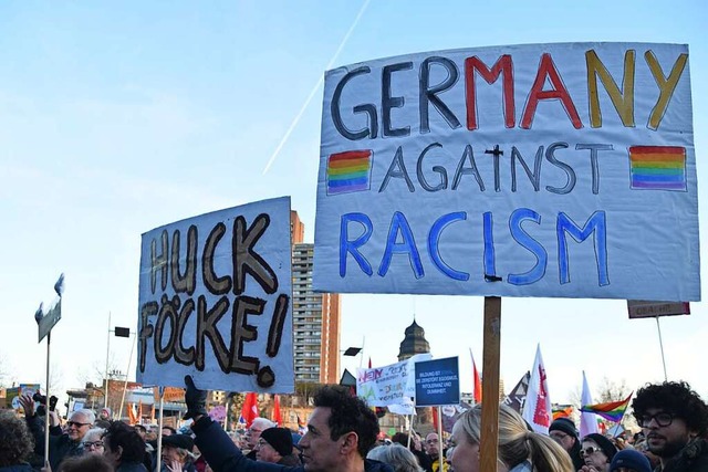 Mannheim: Viele Menschen nehmen an der...en rechts auf dem Alten Meplatz teil.  | Foto: Rene Priebe (dpa)