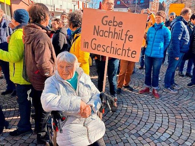 Auf dem Lammplatz versammelten sich am...ag viele demonstrierende mit Plakaten.  | Foto: Rainer Ruther