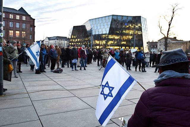 Mehr als 200 Menschen gedachten auf de... Synagoge der Befreiung von Auschwitz.  | Foto: Rita Eggstein