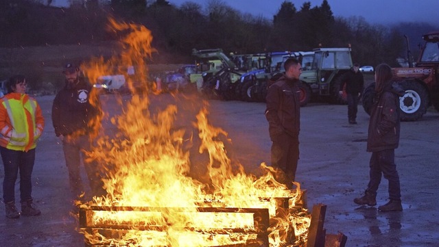 Mahnfeuer mit Traktoren im Hintergrund an der Bundesstrae 3 bei Friesenheim  | Foto: Walter Holtfoth